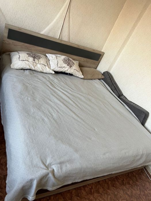 Мебель (кровать и шкаф)