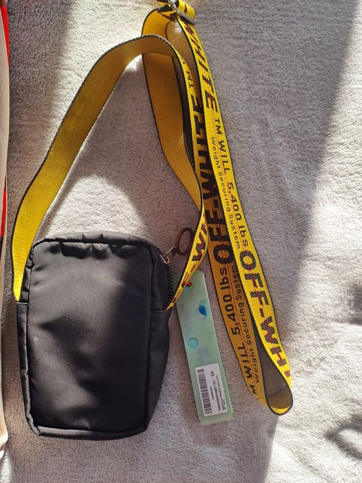 Vând Borsetă off white