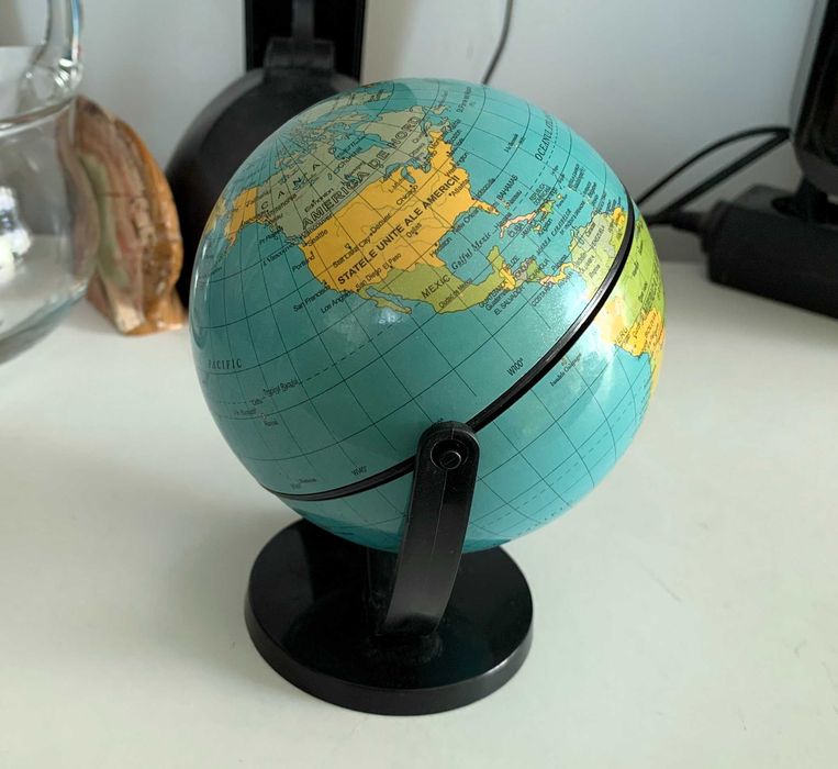Glob pământesc mic, rotativ, cu suport negru – perfect pentru birou