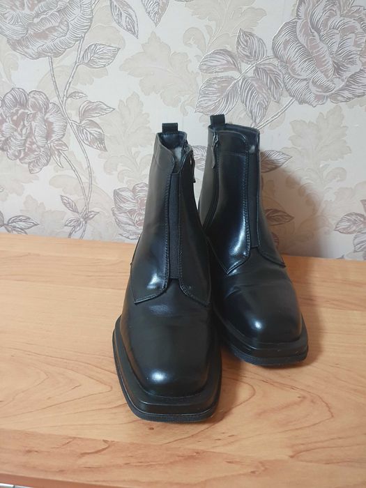 Продам зимние ботинки женские