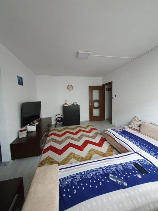 Vând apartament semidecomandat.