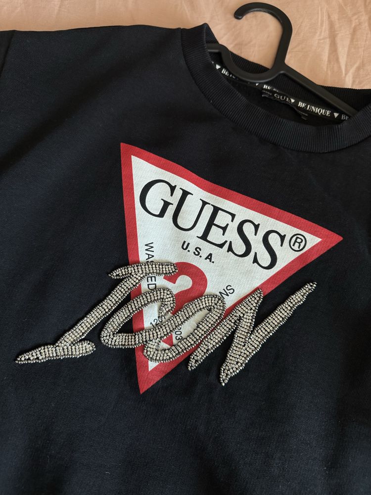 Худи Guess.