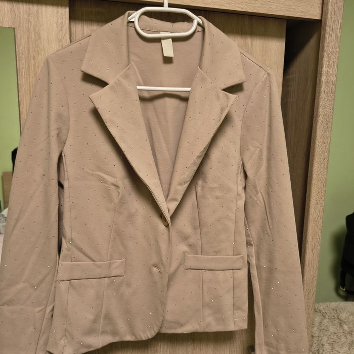 Бежово тънко сако с камъни