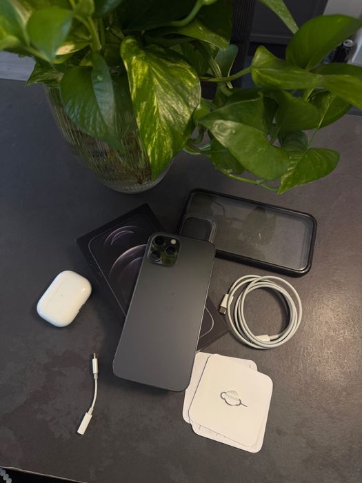 IPHONE 12 ProMax- stare buna+ huse+ Airpods Pro