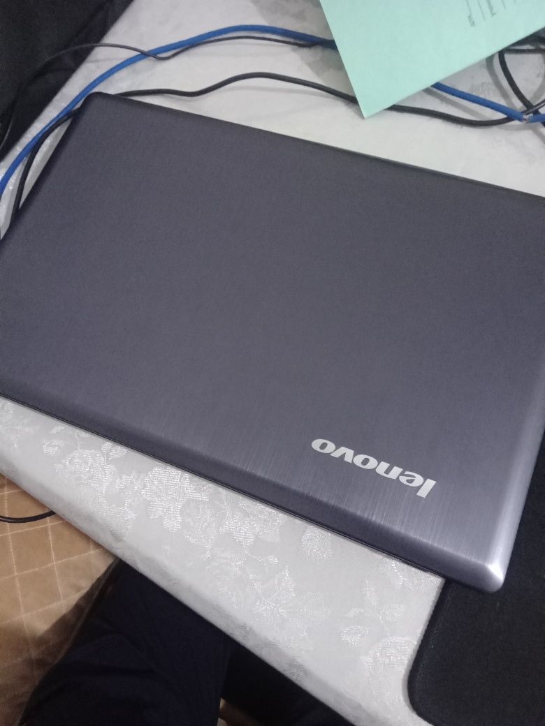 Noutbuk sotiladi Lenovo