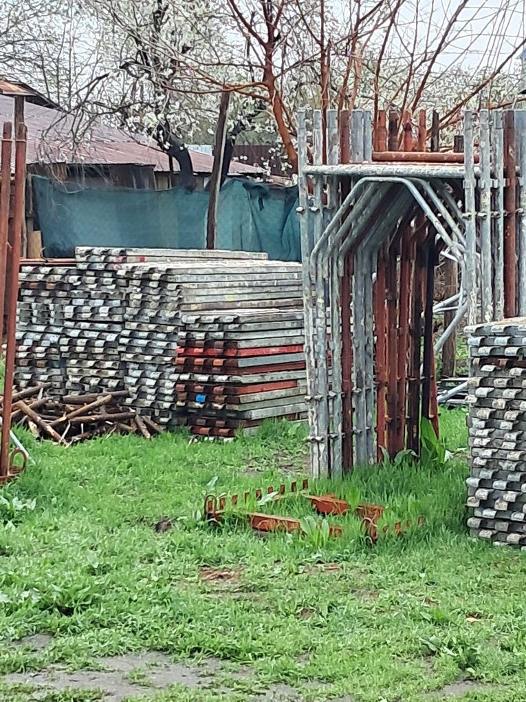 Vând schela și podine