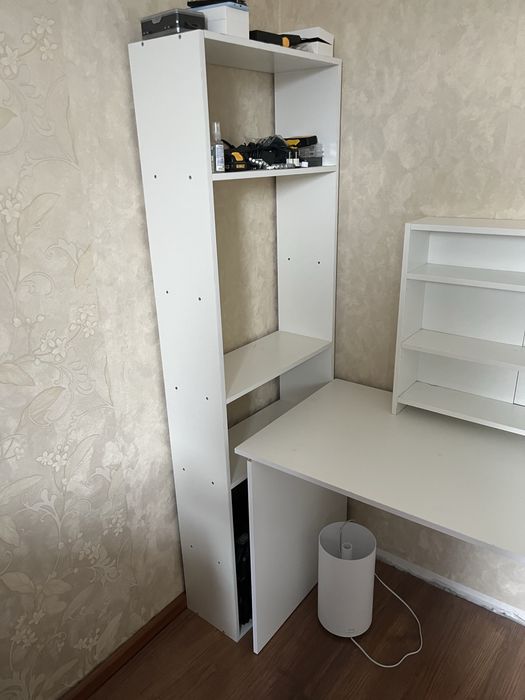 Компьютерный стол и полки