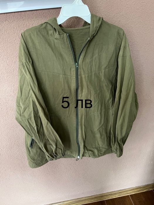 Зимни якета, някои са нови без етикет, а други много запазени
