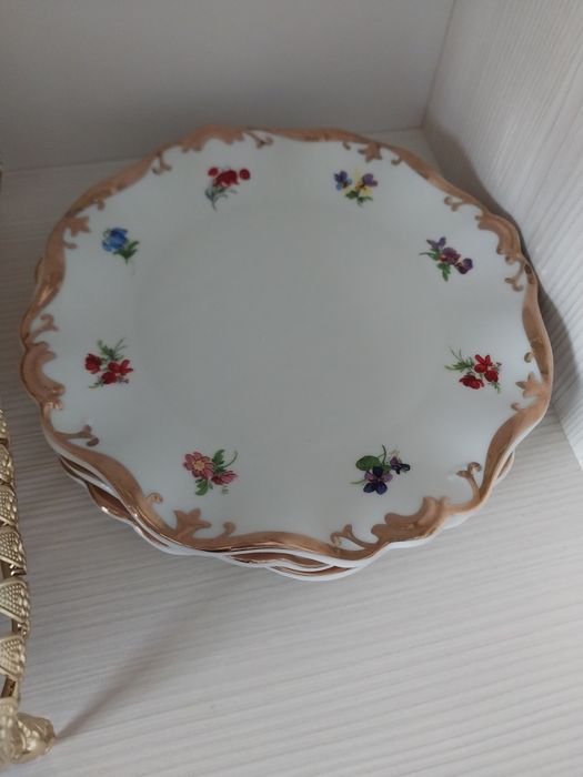 Тарелки сервисные.