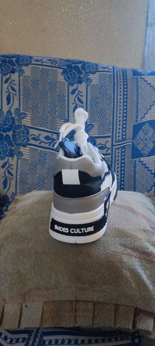 Продам новые кроссовки