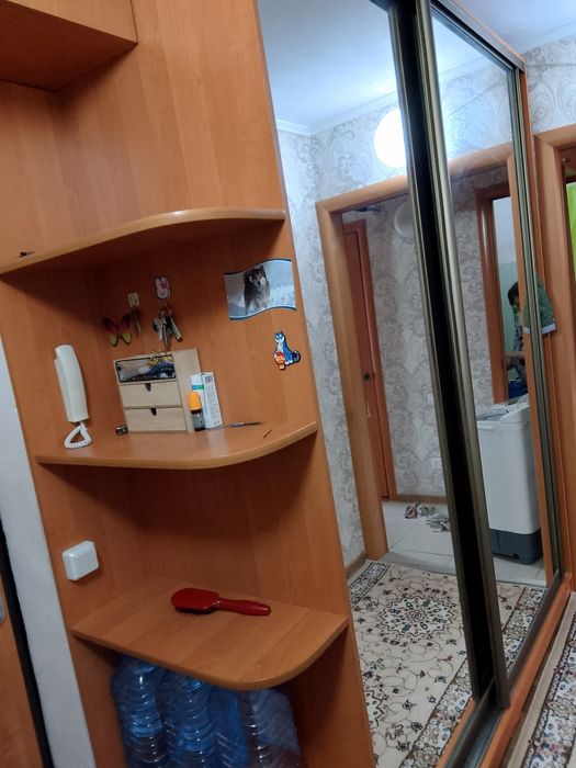 Продам шкаф 65000 прихожей с зеркалами.