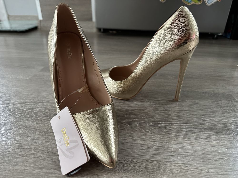 Златни обувки с ток