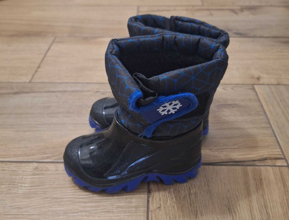 Различни видове детски зимни обувки размер 26