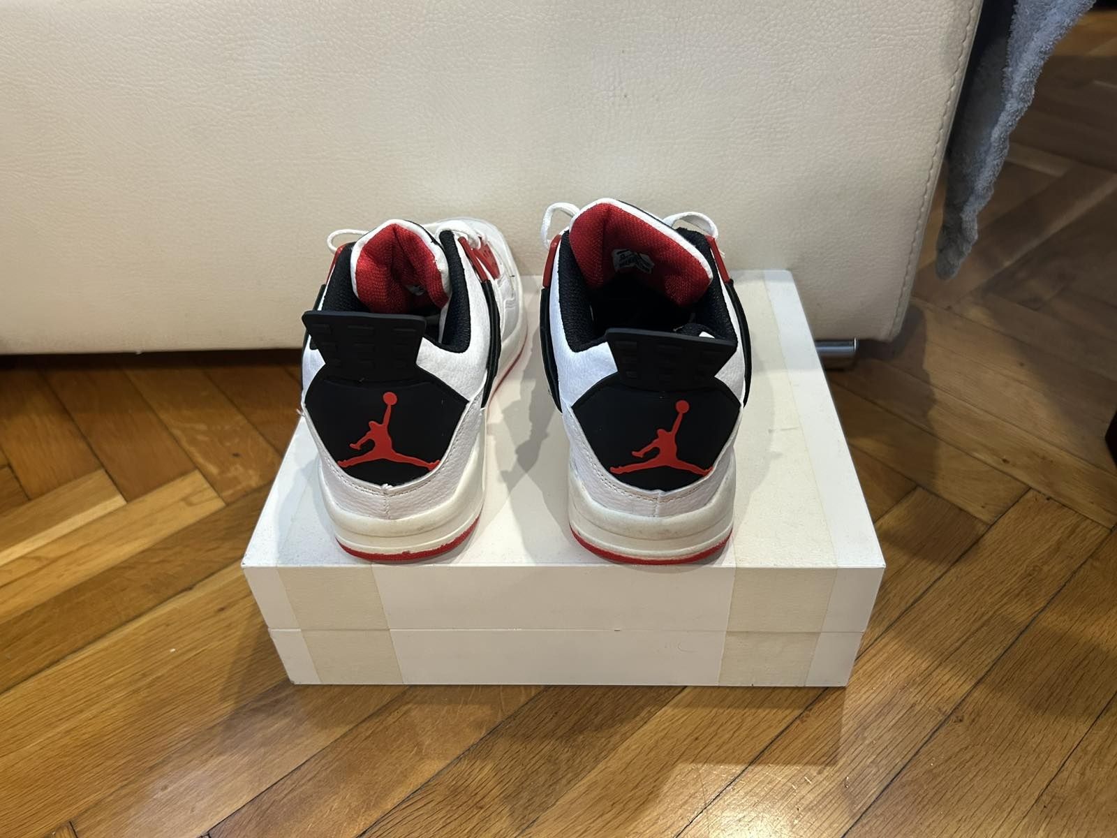 Продавам Jordan 4
