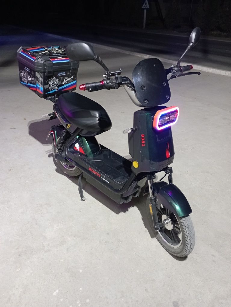 Skuter sotiladi 5 yarim mln