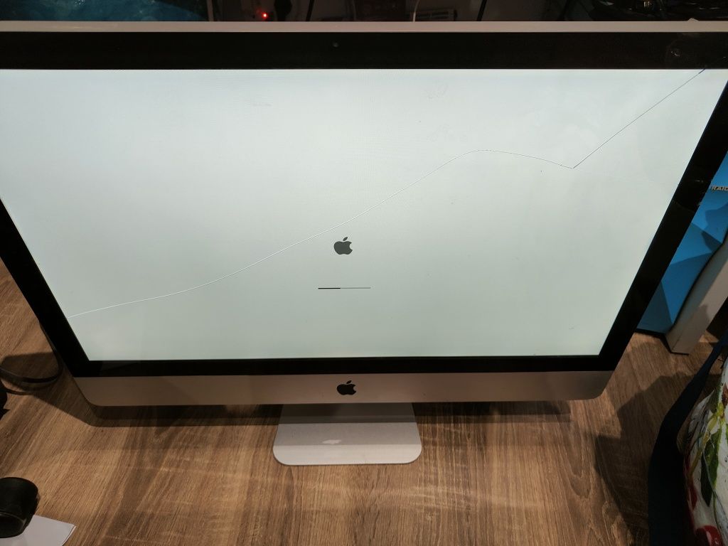Calculator iMac Apple cu display spart, pornește uneori cu ecranul alb