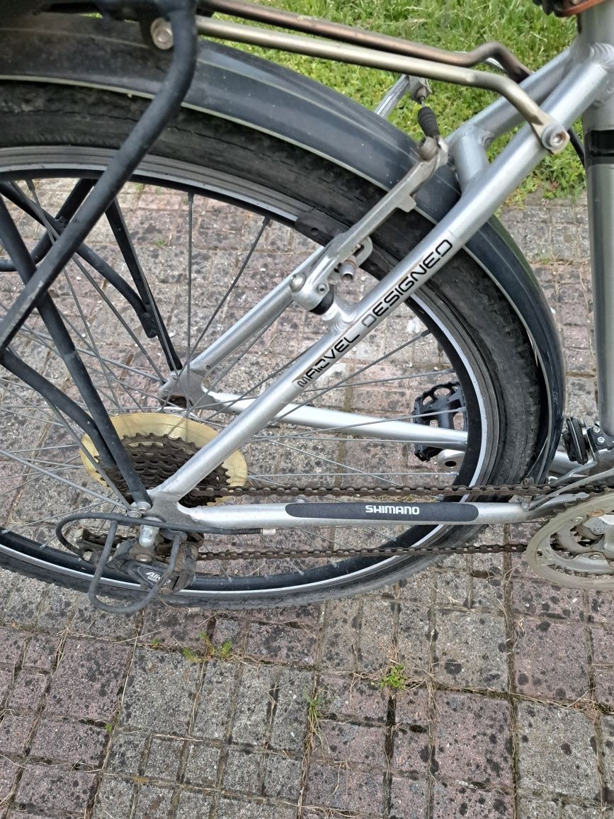 Bicicleta dama,cadru aluminiu, cos cumpărături  cu cheie.