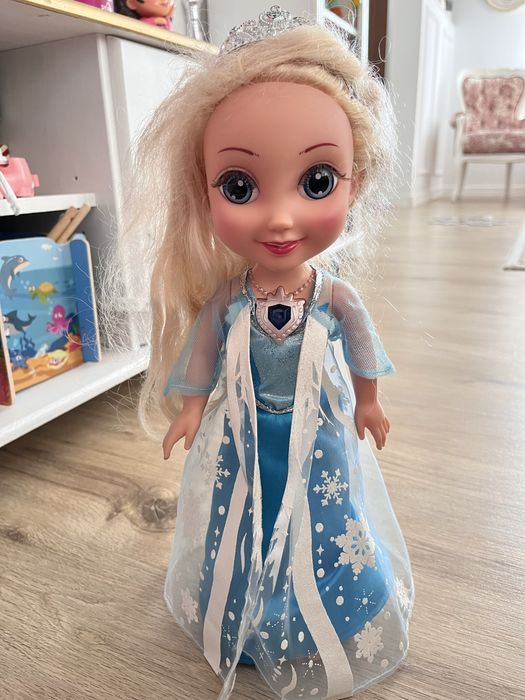 Papusa Elsa interactiva 38 cm lb romana