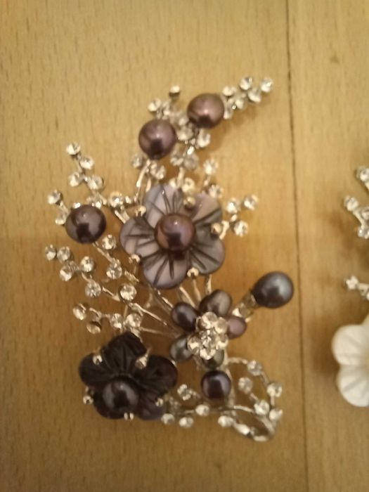 Brosa / pandantiv flori de sidef si perle negre