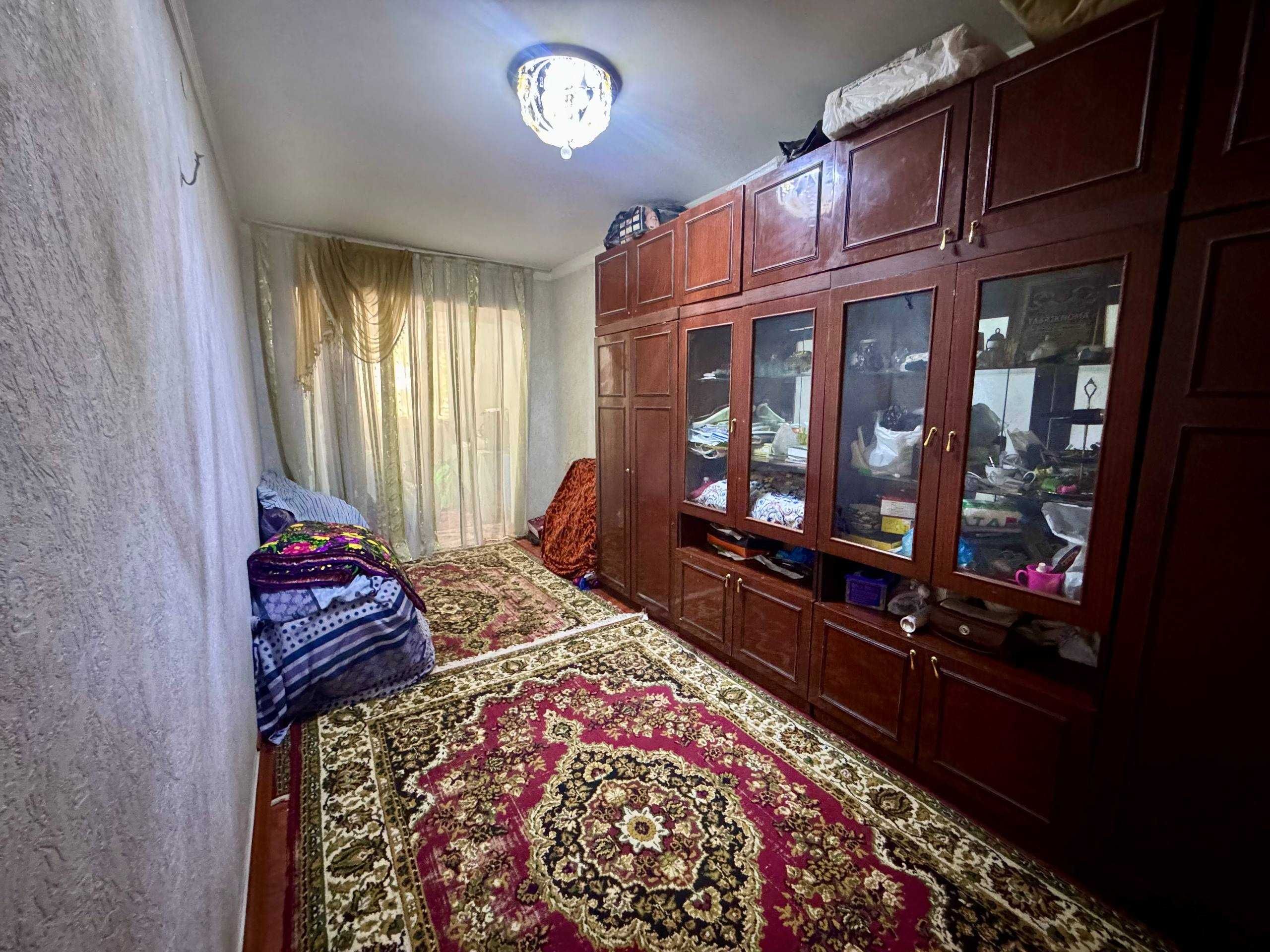 Buxoroda kvartira sotiladi 4 xonali 100m2 1-qavat.