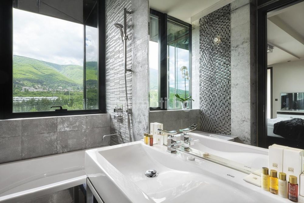 Продава четиристаен, €685000, 241кв.м. в бул. България