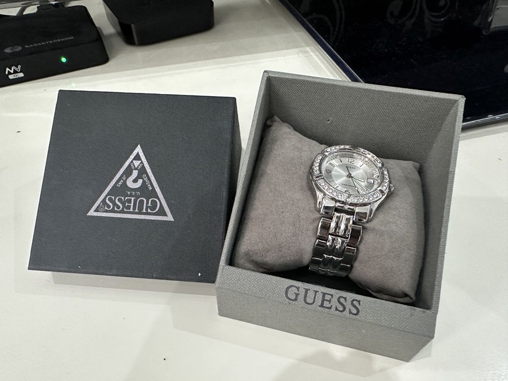 Часы GUESS с коробкой