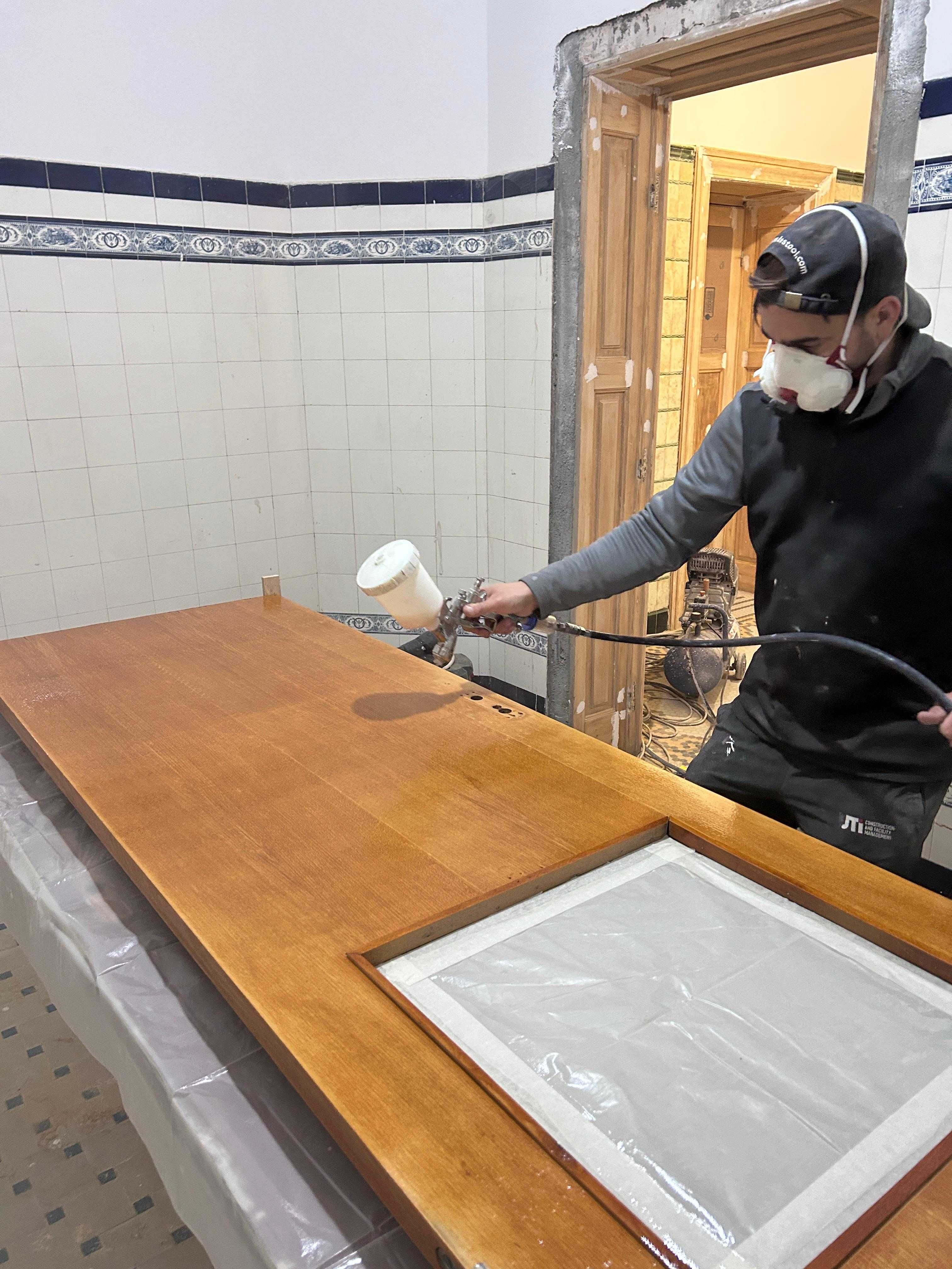 Sculptură lemn și restaurare uși vechi. Lucrări unicat la comandă.