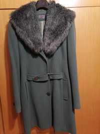 Палто в зелен цвят със сива яка