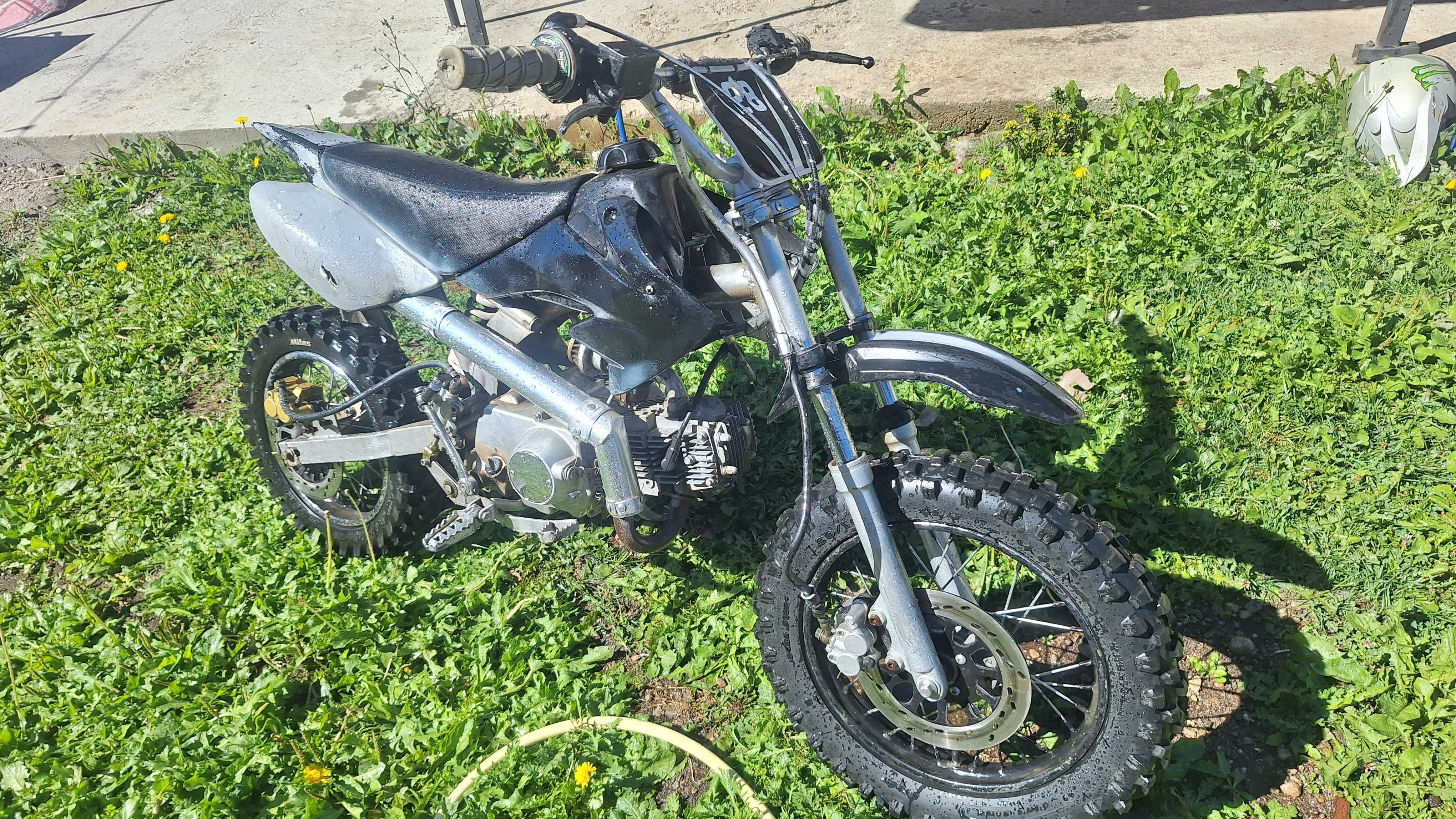 Продавам кросов мотор 115 кубика моторът е в префектно  състояние