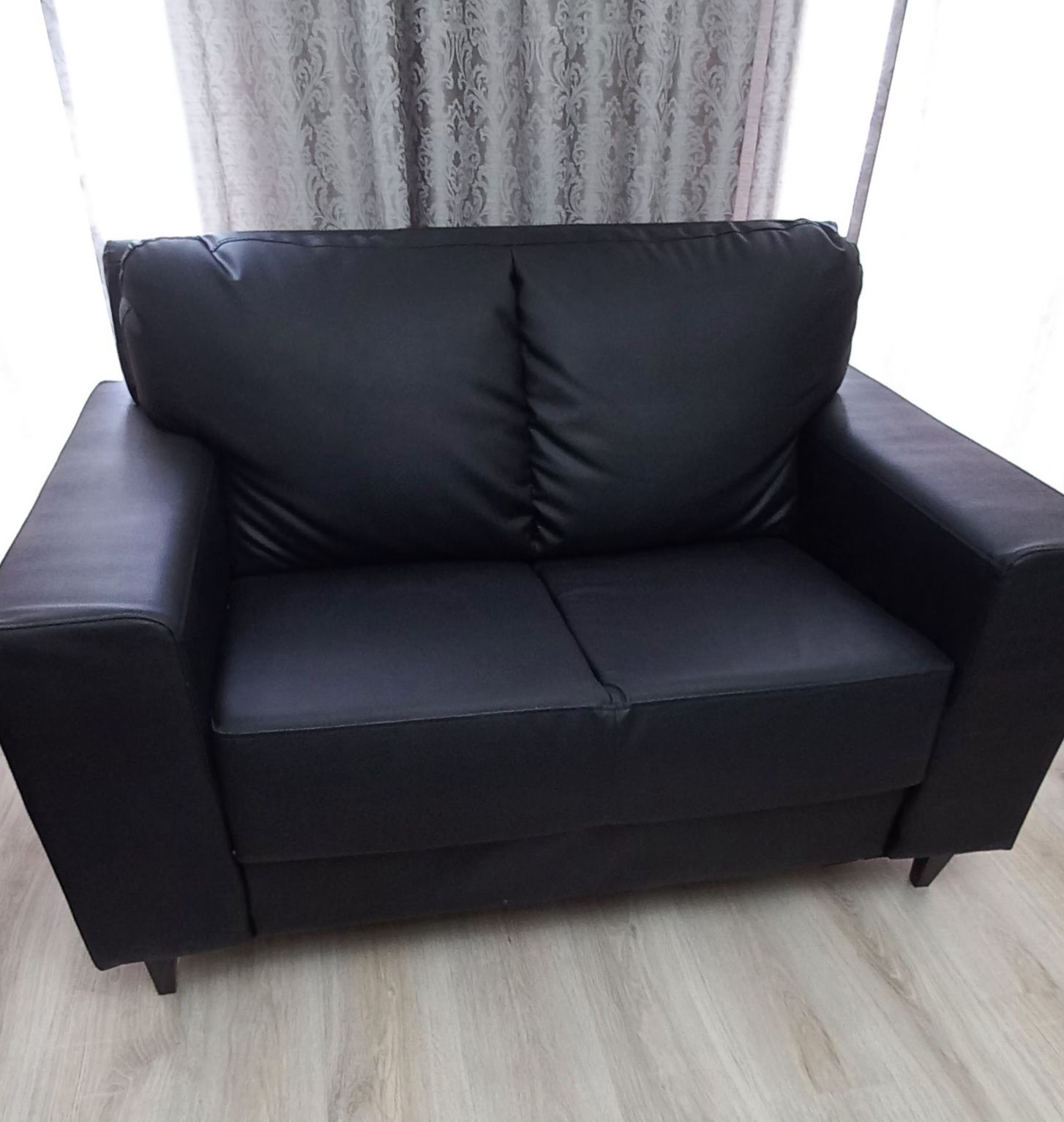 Продается кожаный мини диван