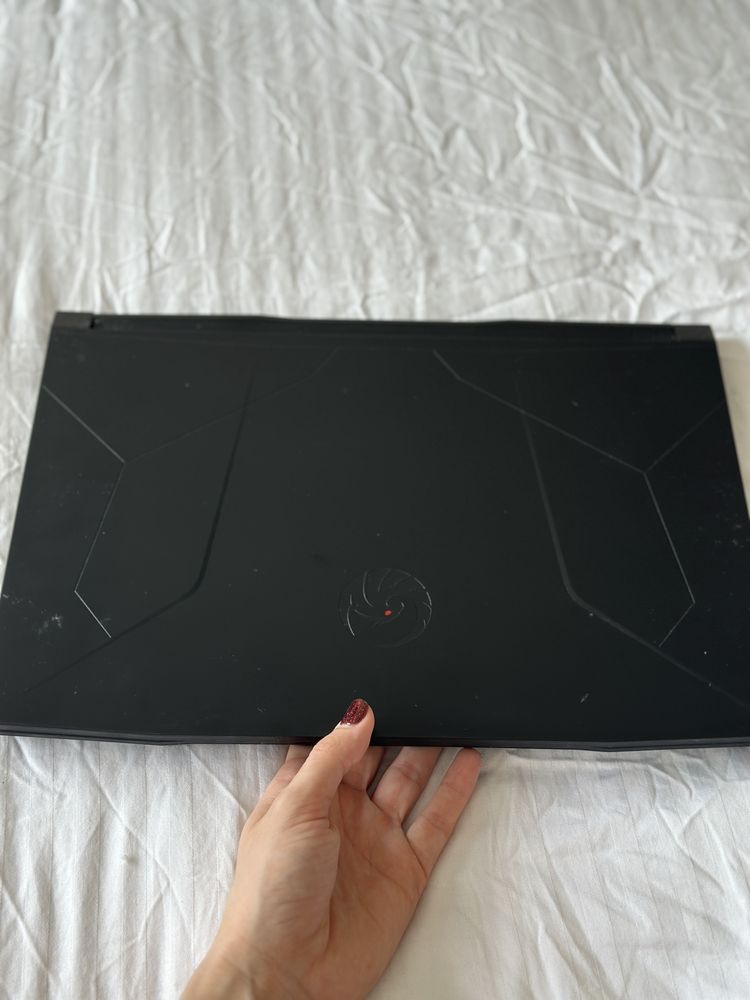 Лаптоп MSI bravo 15 B5DD