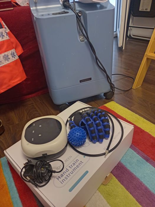 Aparat recuperare a mâinii după un accident vascular sau paralizie