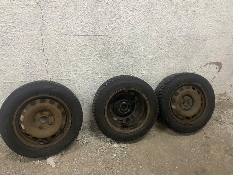 Продам три диска с шипованной резиной на ниву