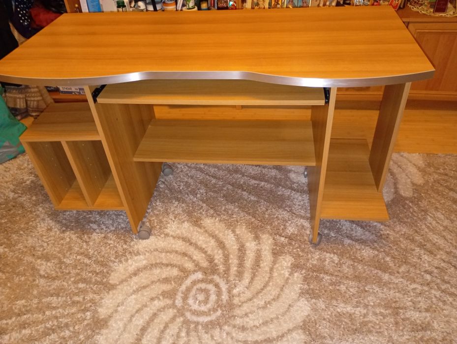 Birou cu suport pentru tastatura