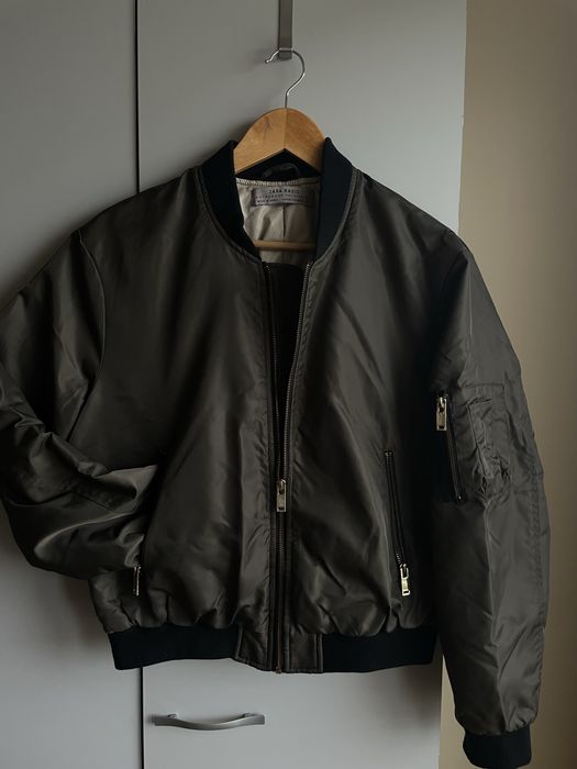 Бомбър късо яке на Zara