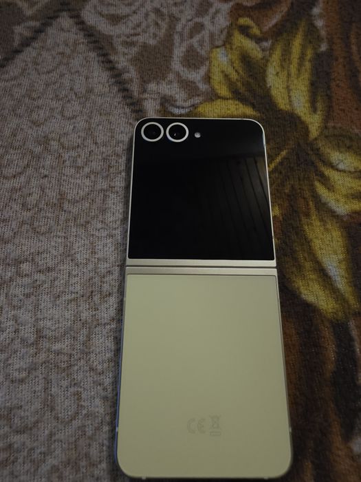 Продавам Samsung z flip 6