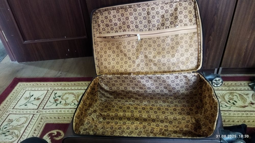 Продам чемодан и пылесос вместе