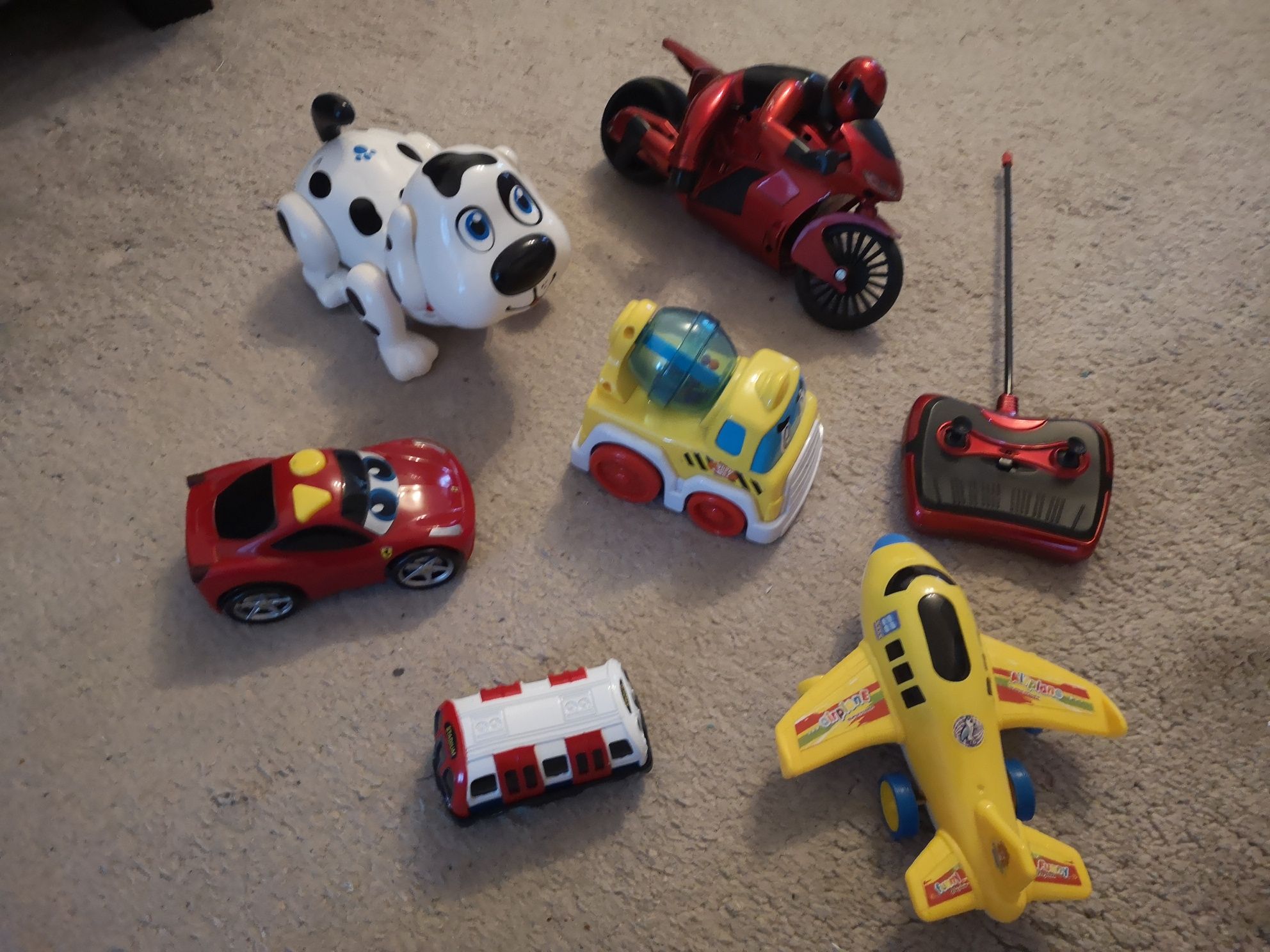 Mașinuțe, jucării cu baterii