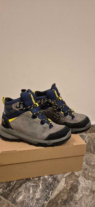 Детски затворени обувки