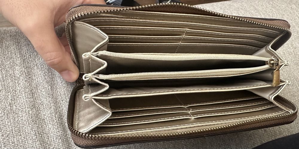 Дамски портфейл GUESS