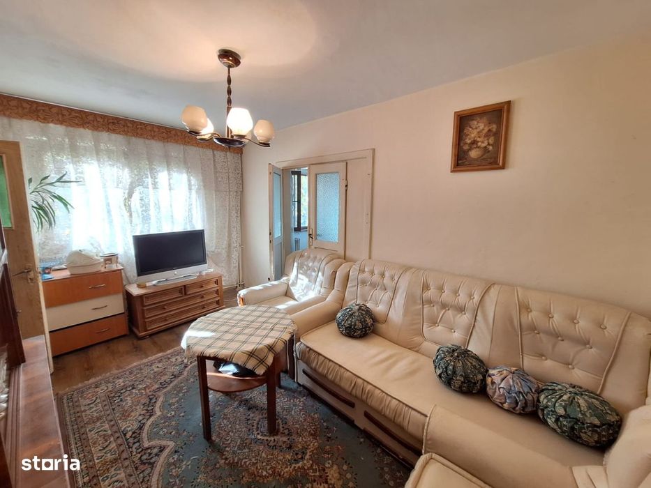 Apartament 3 camere nedecomandate ,etaj 2,zona Cora