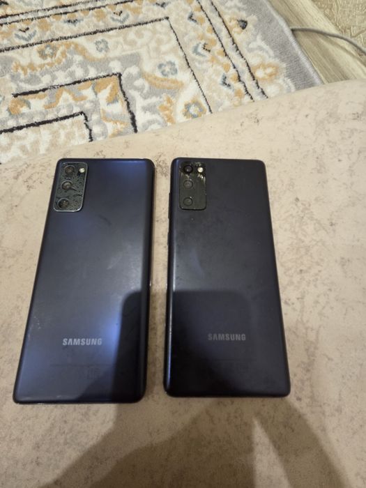 Самсунг S20 FE полоски на дисплей. С документам, а так трешин нету.