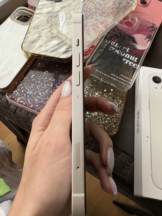 Продавам iPhone 13, 128GB + 15 кейса + 4 протектора