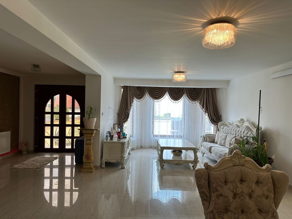 Casa de vanzare zona târgul săptămânal