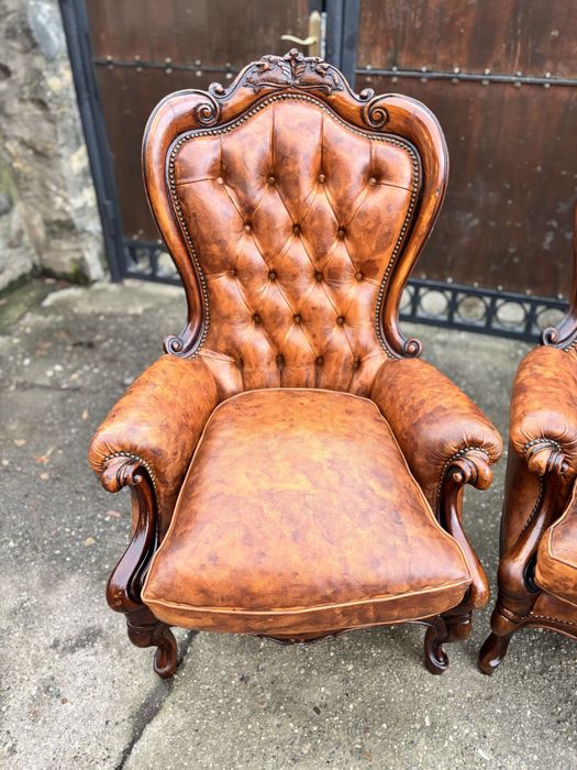 Canapea stil chestefield