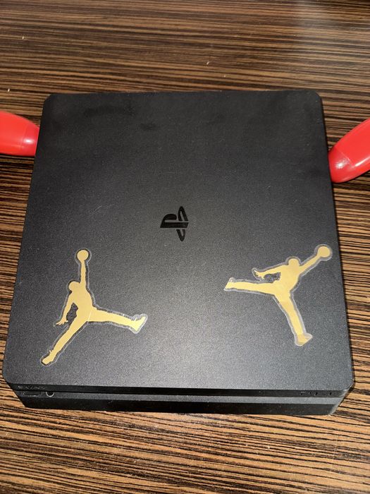 Vand ps 4 slim 1 tb negru cu 2 manete