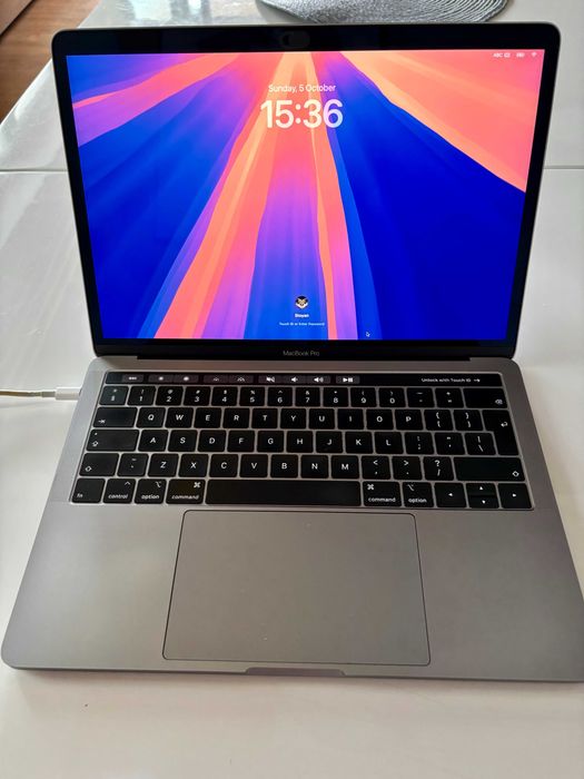 MacBook Pro 13 touchbar, 16GB, i7, 256GB