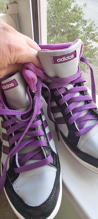 Маратонки ADIDAS  номер 39 1/3.като нови