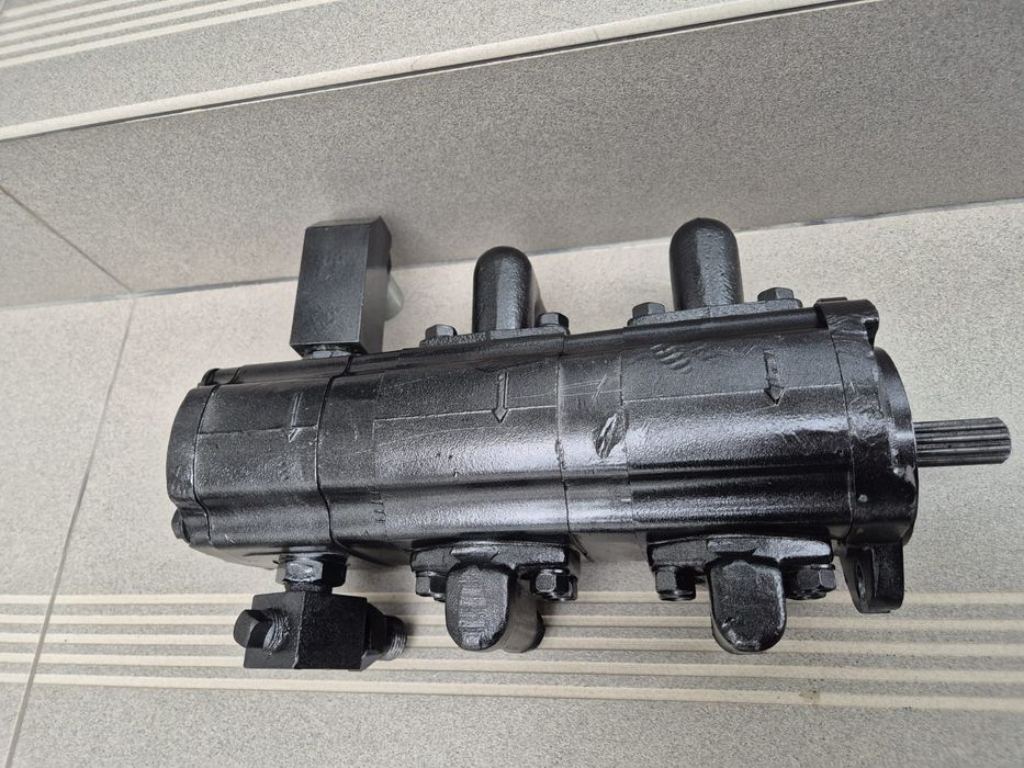 Pompă hidraulica tripla KAYABA