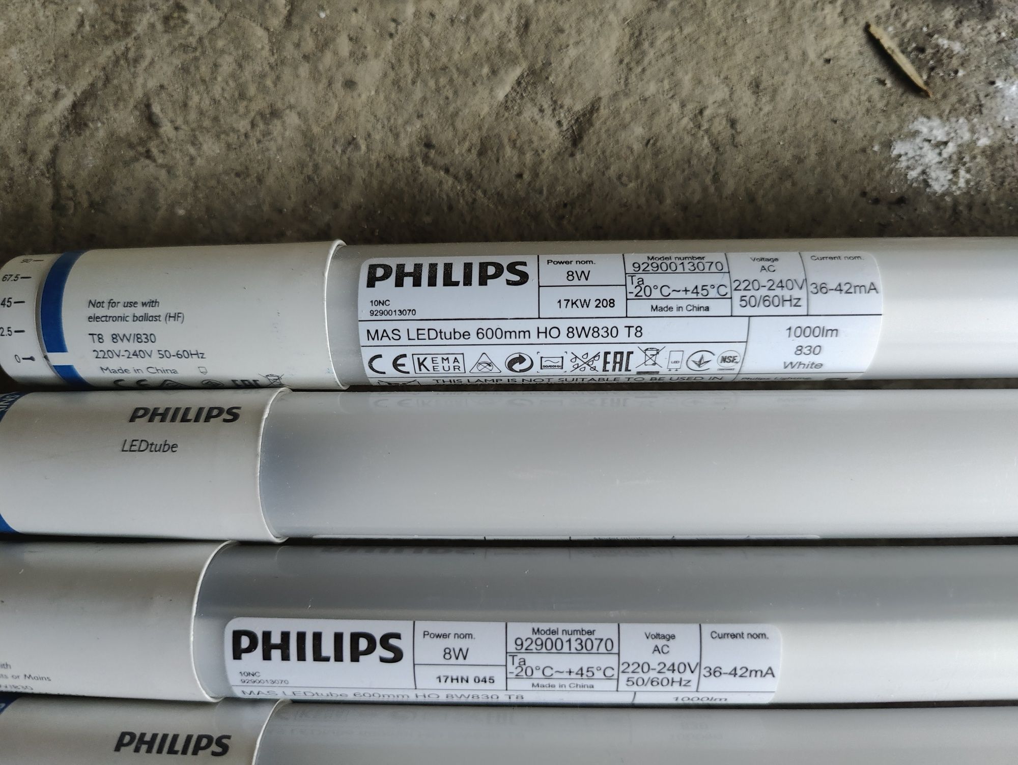 Tub LED Philips 8W 1000 lumeni